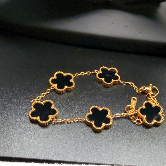Elegant Gold and Black Flower Pendant Necklace - Picture 8 of 8